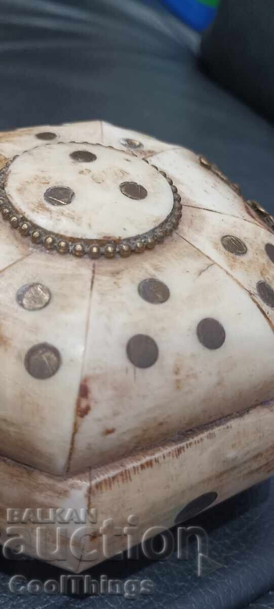 Veche bijuterie din lemn cu preț 3.20 BGN | € 1.64 Veche bijuterie din lemn cu preț 3.20 BGN | € 1.64