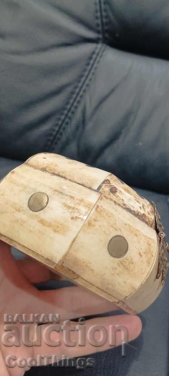 Licitație Veche bijuterie din lemn Licitație Veche bijuterie din lemn