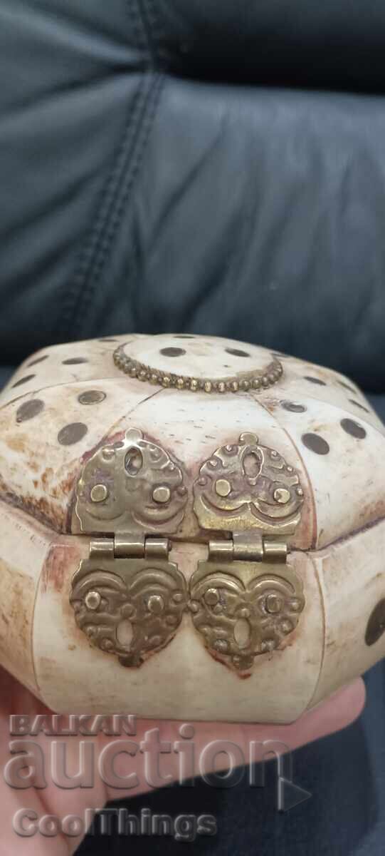 Livrarea Veche bijuterie din lemn Livrarea Veche bijuterie din lemn