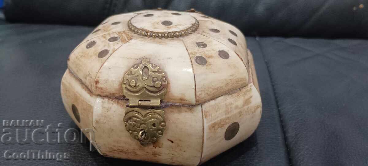 Veche bijuterie din lemn Veche bijuterie din lemn