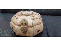 Veche bijuterie din lemn