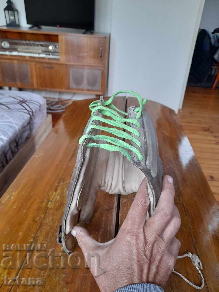 Licitație Masca de box veche de protecție, cască