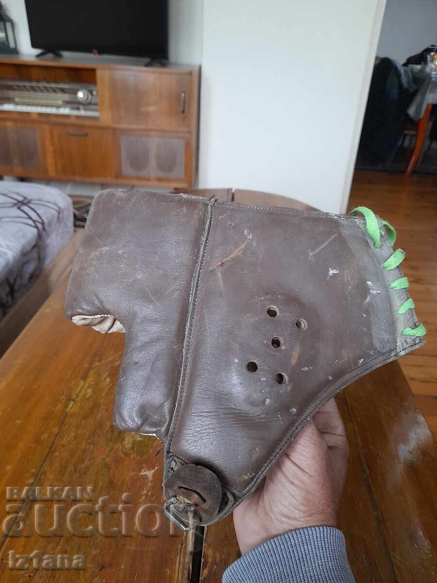 Livrarea Masca de box veche de protecție, cască