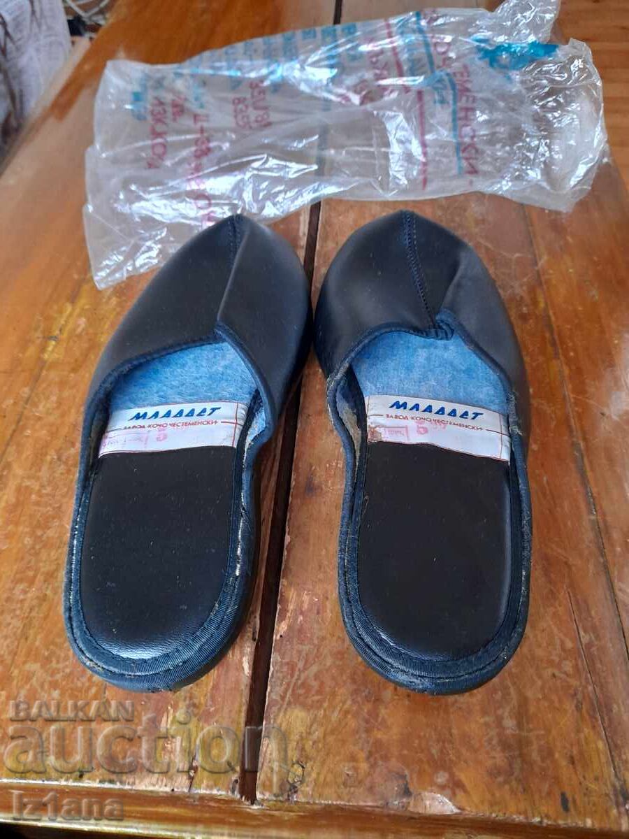 Παλιά παντόφλες, παντόφλες Μλάντοστ με τιμή 27.00 BGN | € 13.80 Παλιά παντόφλες, παντόφλες Μλάντοστ με τιμή 27.00 BGN | € 13.80