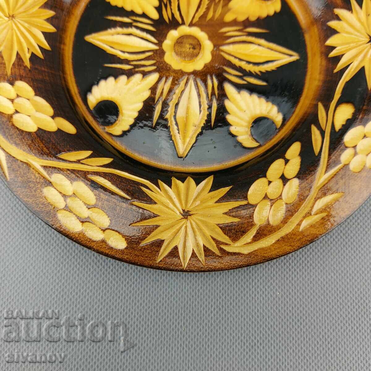 Аукцион Стара резбована дървена чиния, ръчно изработена #2863 Аукцион Стара резбована дървена чиния, ръчно изработена #2863