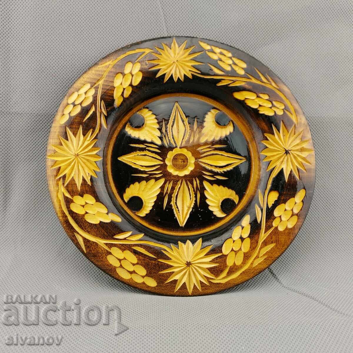 Стара резбована дървена чиния, ръчно изработена #2863 Стара резбована дървена чиния, ръчно изработена #2863