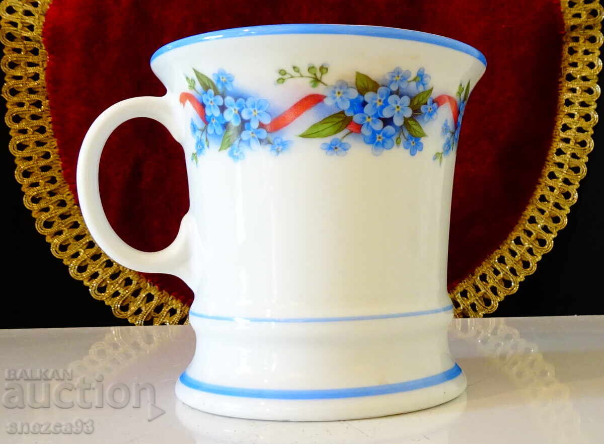 Аукцион Немска порцеланова чаша с незабравки от планината Harz. Аукцион Немска порцеланова чаша с незабравки от планината Harz.