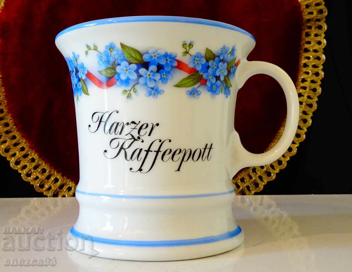 Немска порцеланова чаша с незабравки от планината Harz. Немска порцеланова чаша с незабравки от планината Harz.