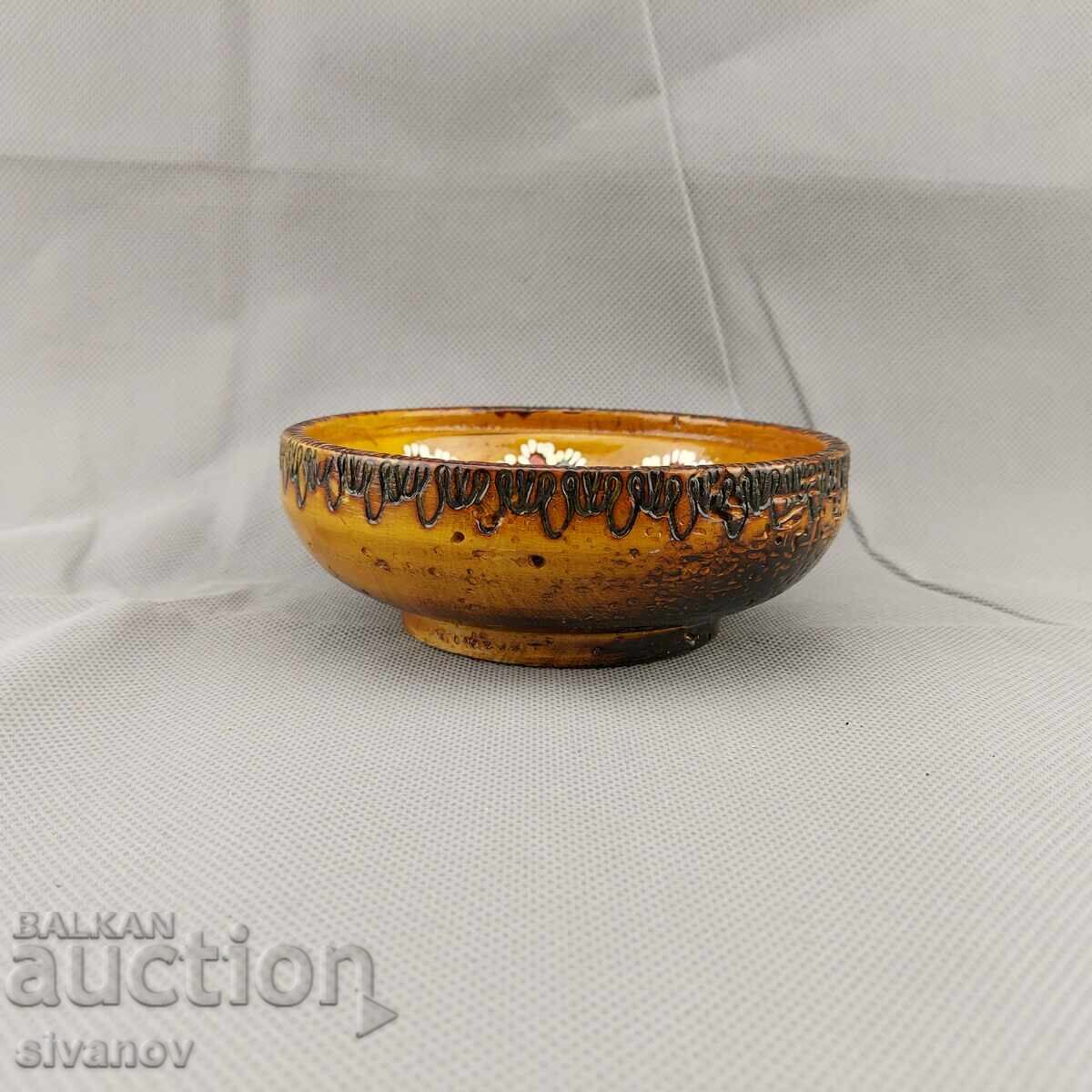 Bol vechi de lemn, lucrat manual #2866 cu preț 14.99 BGN | € 7.66 Bol vechi de lemn, lucrat manual #2866 cu preț 14.99 BGN | € 7.66