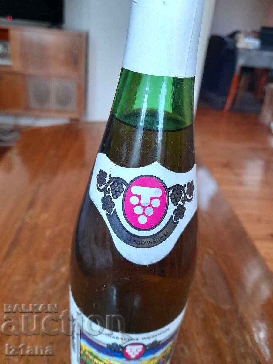 Стара бутилка вино Магарешко мляко с цена 110.00 лв. | € 56.24 Стара бутилка вино Магарешко мляко с цена 110.00 лв. | € 56.24