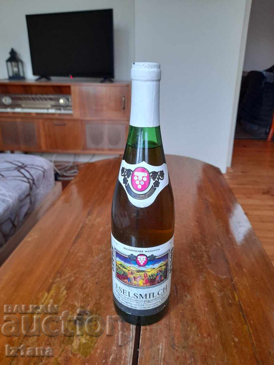 Стара бутилка вино Магарешко мляко Стара бутилка вино Магарешко мляко