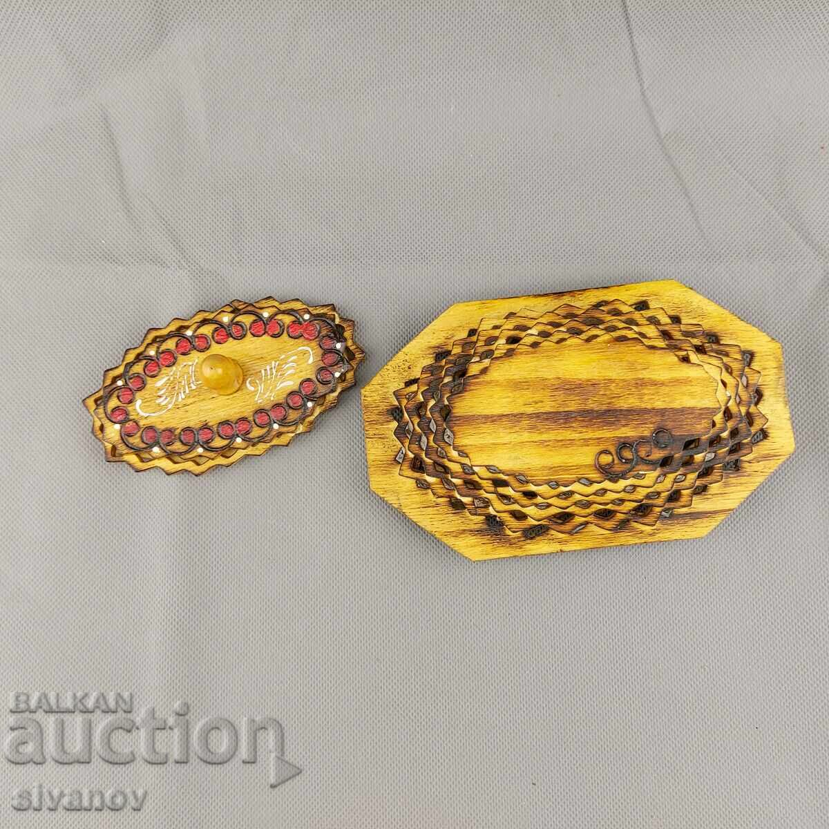 Livrarea Cutie de bijuterii din lemn, veche, lucrată manual #2876 Livrarea Cutie de bijuterii din lemn, veche, lucrată manual #2876