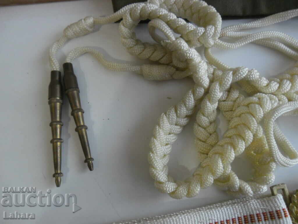 Centură de paradă militară, axelbanți și kepi cu preț € 36.81 | 71.99 BGN Centură de paradă militară, axelbanți și kepi cu preț € 36.81 | 71.99 BGN