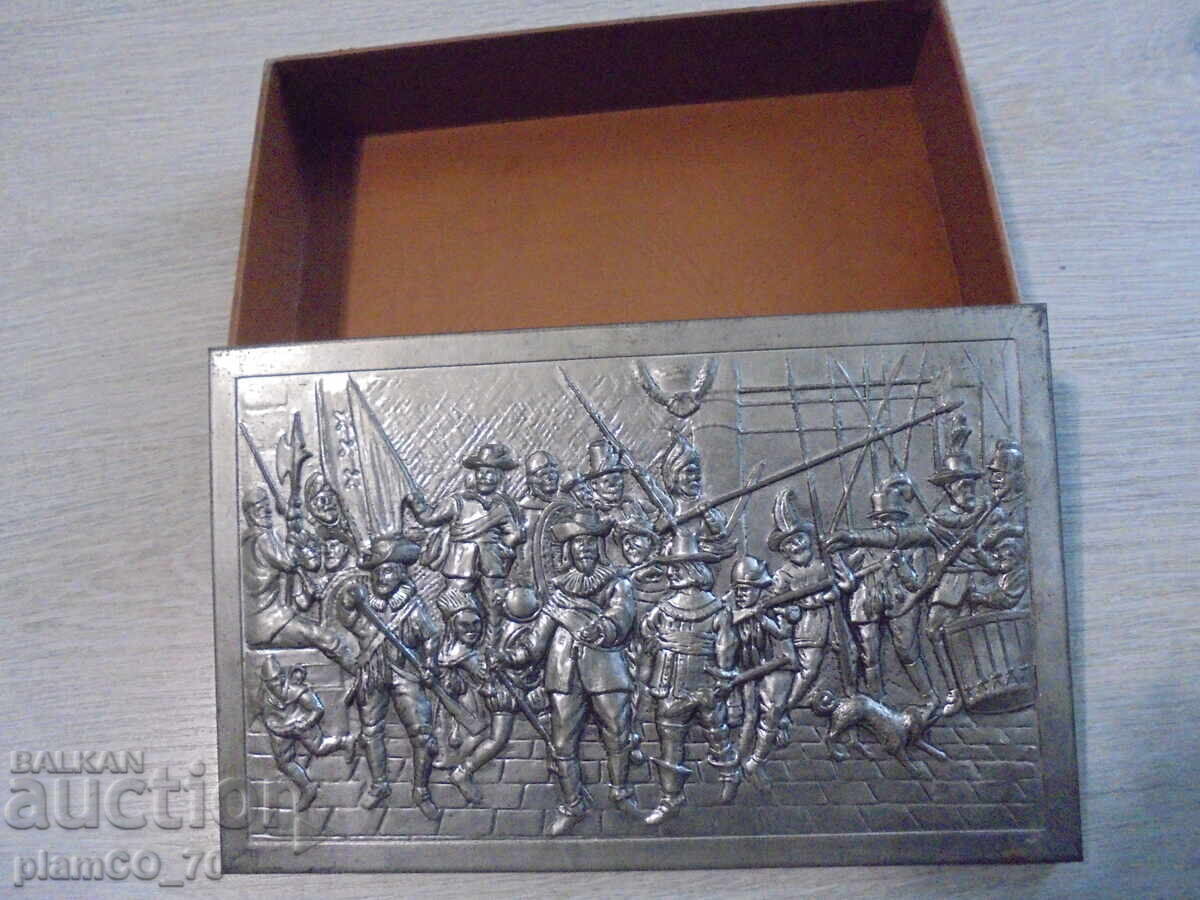 No. 8332 Old box with a relief metal lid with price 12.00 BGN | € 6.14