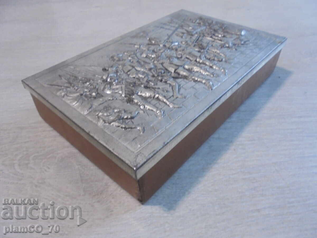 Delivery of No. 8332 Old box with a relief metal lid