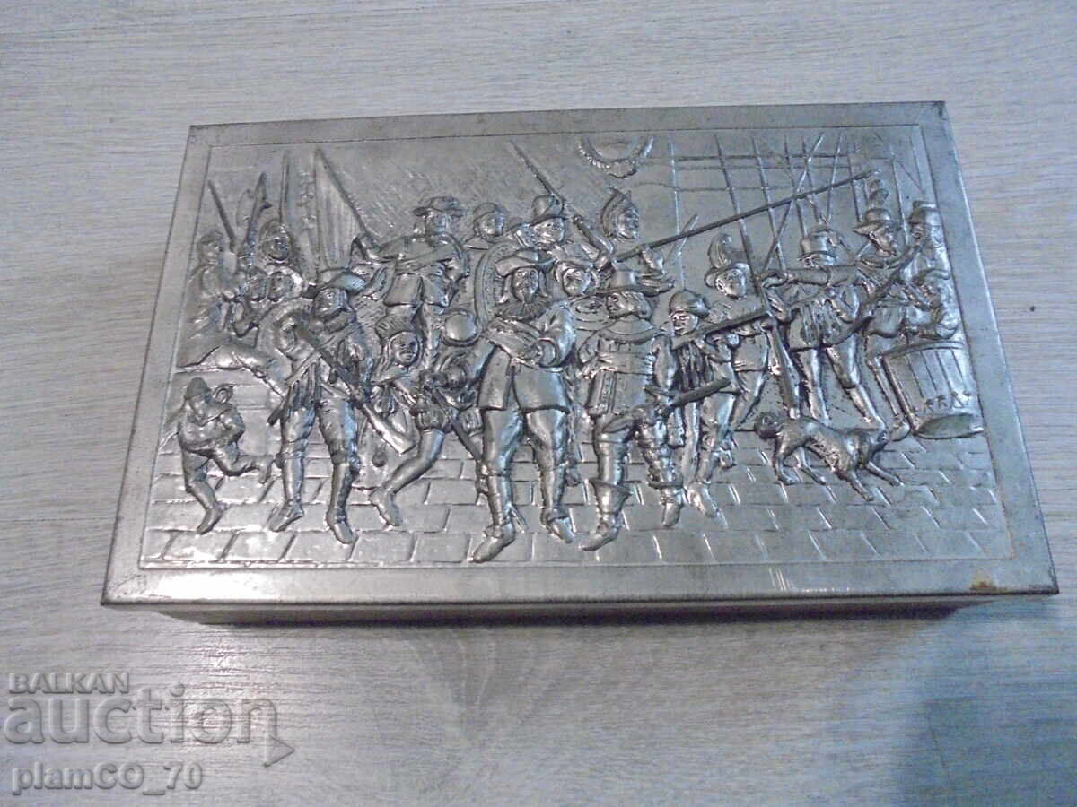 No. 8332 Old box with a relief metal lid