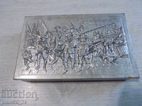 №*8332 Cutie veche cu capac metalic în relief