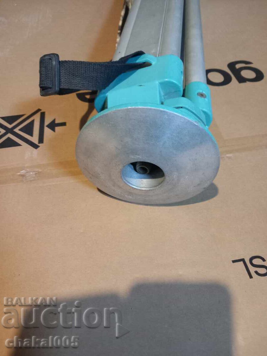 Auction Aluminum tripod Auction Aluminum tripod