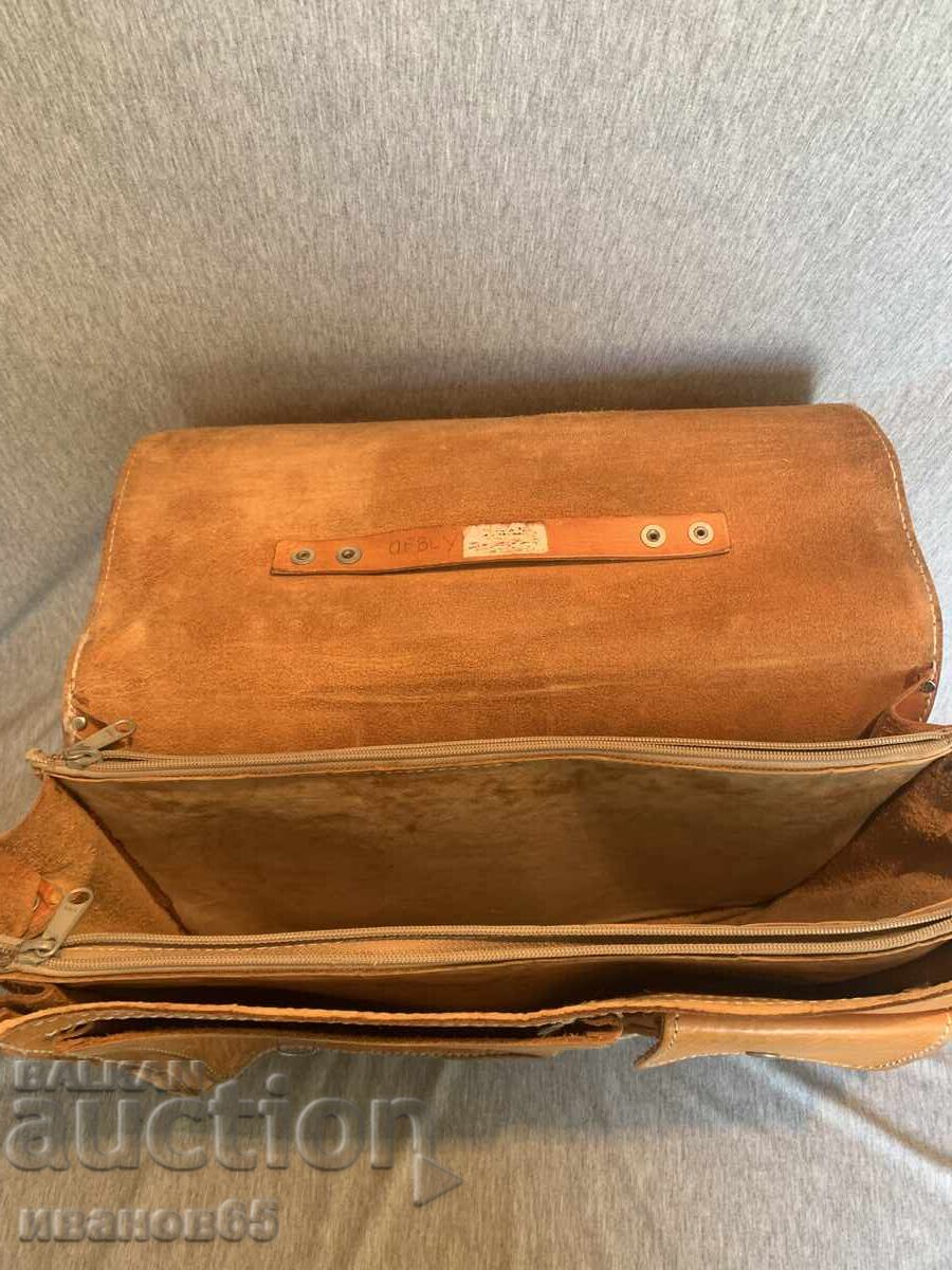 Delivery of Old Leather Shoulder Bag Delivery of Old Leather Shoulder Bag