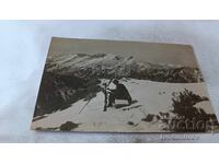 Φωτογραφία Ρίλα Άνδρας με μακριά μαλλιά ζωγραφίζοντας τοπίο