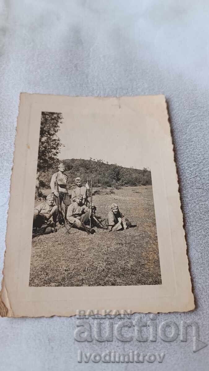 Φωτογραφία Στρατιωτών σε Λιβάδι Φωτογραφία Στρατιωτών σε Λιβάδι