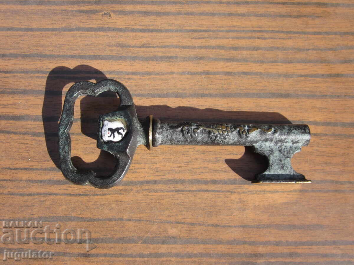 Αντίκα γερμανικό μπρούτζινο τιρμπουσόν με ανοιχτήρι μπίρας με τιμή 25.00 BGN | € 12.78