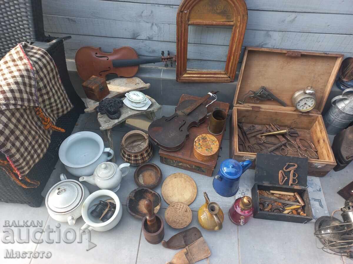 Livrarea O mulțime de articole vechi. Livrarea O mulțime de articole vechi.