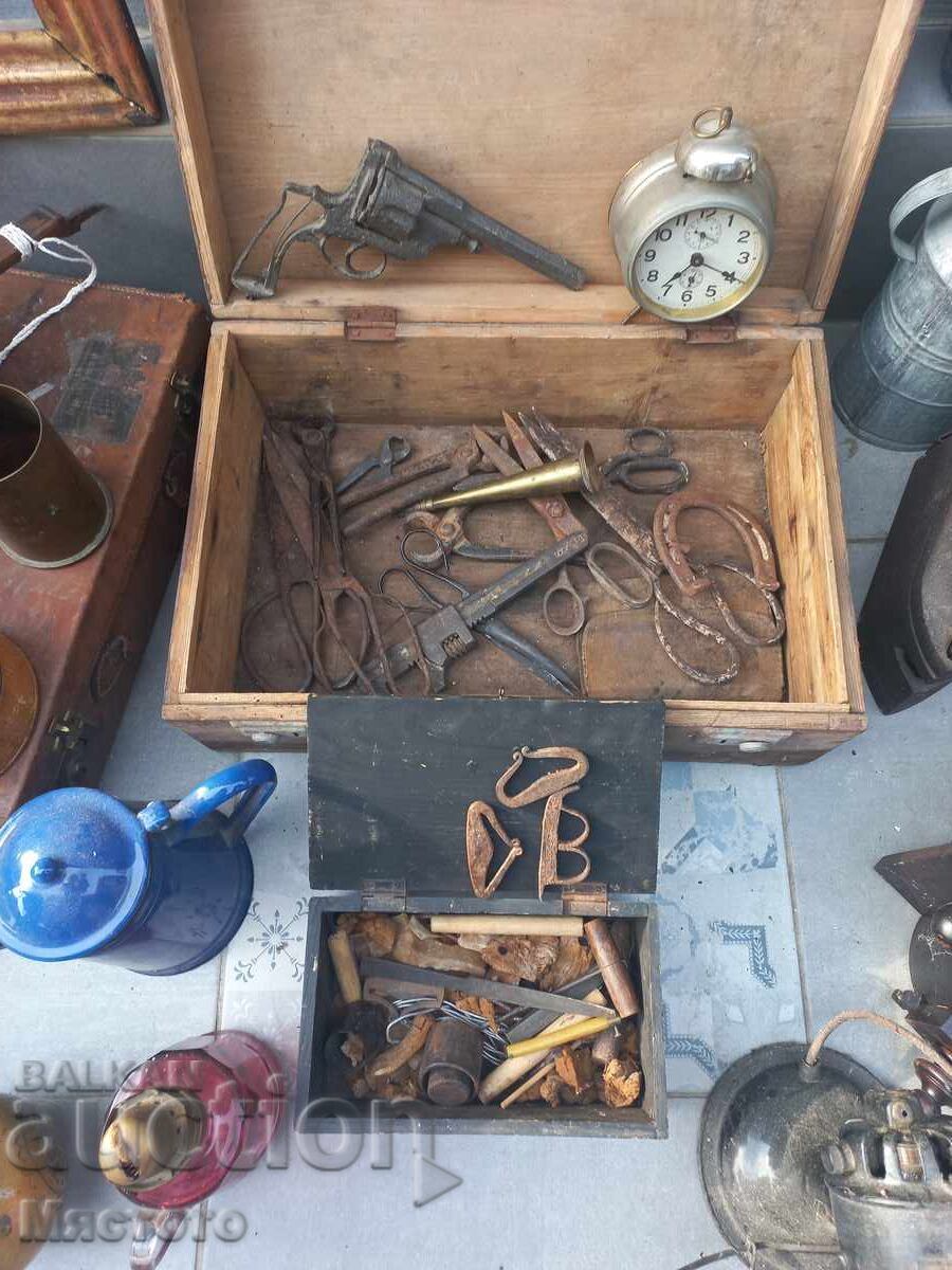 O mulțime de articole vechi. - 5 O mulțime de articole vechi. - 5