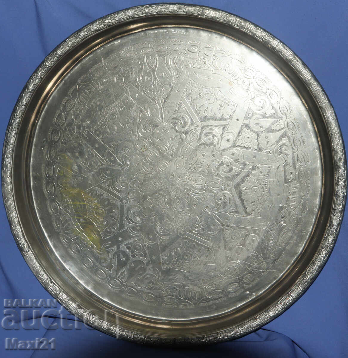 Μεγάλος παλιός μεταλλικός διακοσμητικός δίσκος με τιμή 400.00 BGN | € 204.52