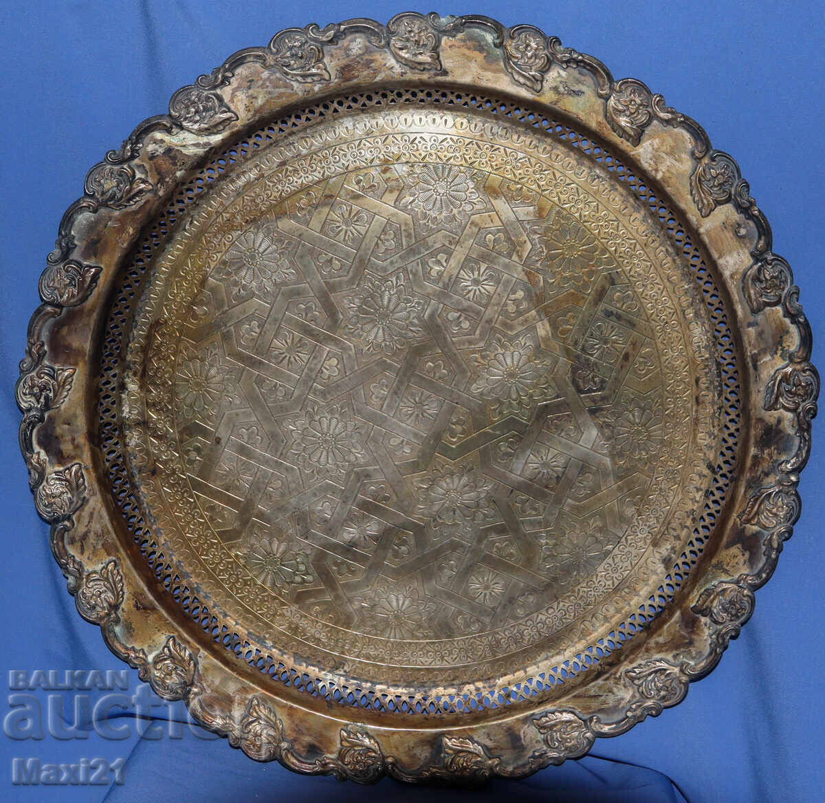 Голям стар месингов декоративен поднос с цена 450.00 лв. | € 230.08