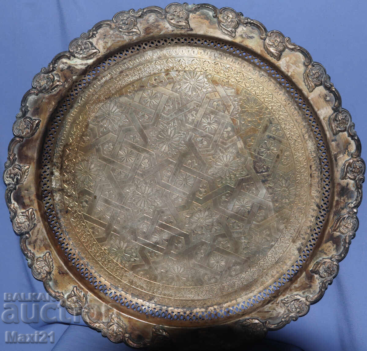 Доставка на Голям стар месингов декоративен поднос