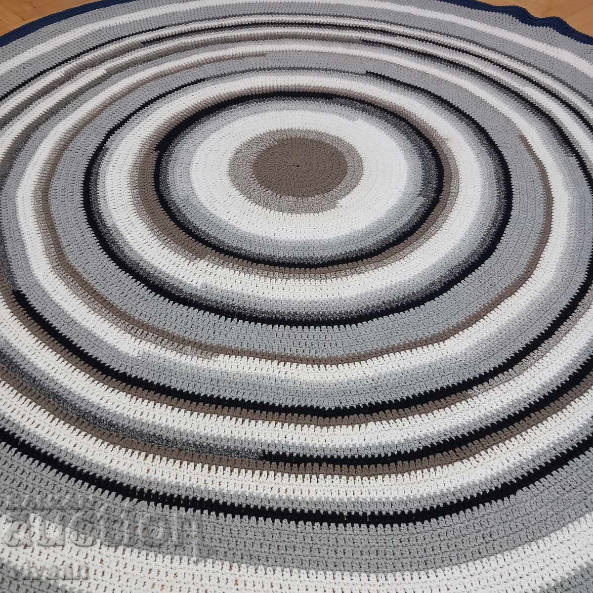 Covor tricotat manual cu preț 229.00 BGN | € 117.09