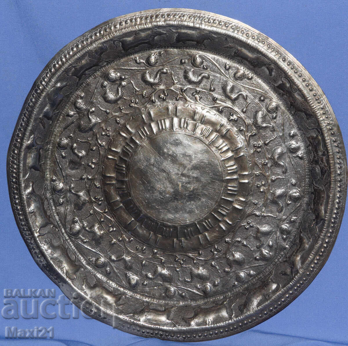 Mare tavă decorativă argintată veche, cu panou cu preț 450.00 BGN | € 230.08