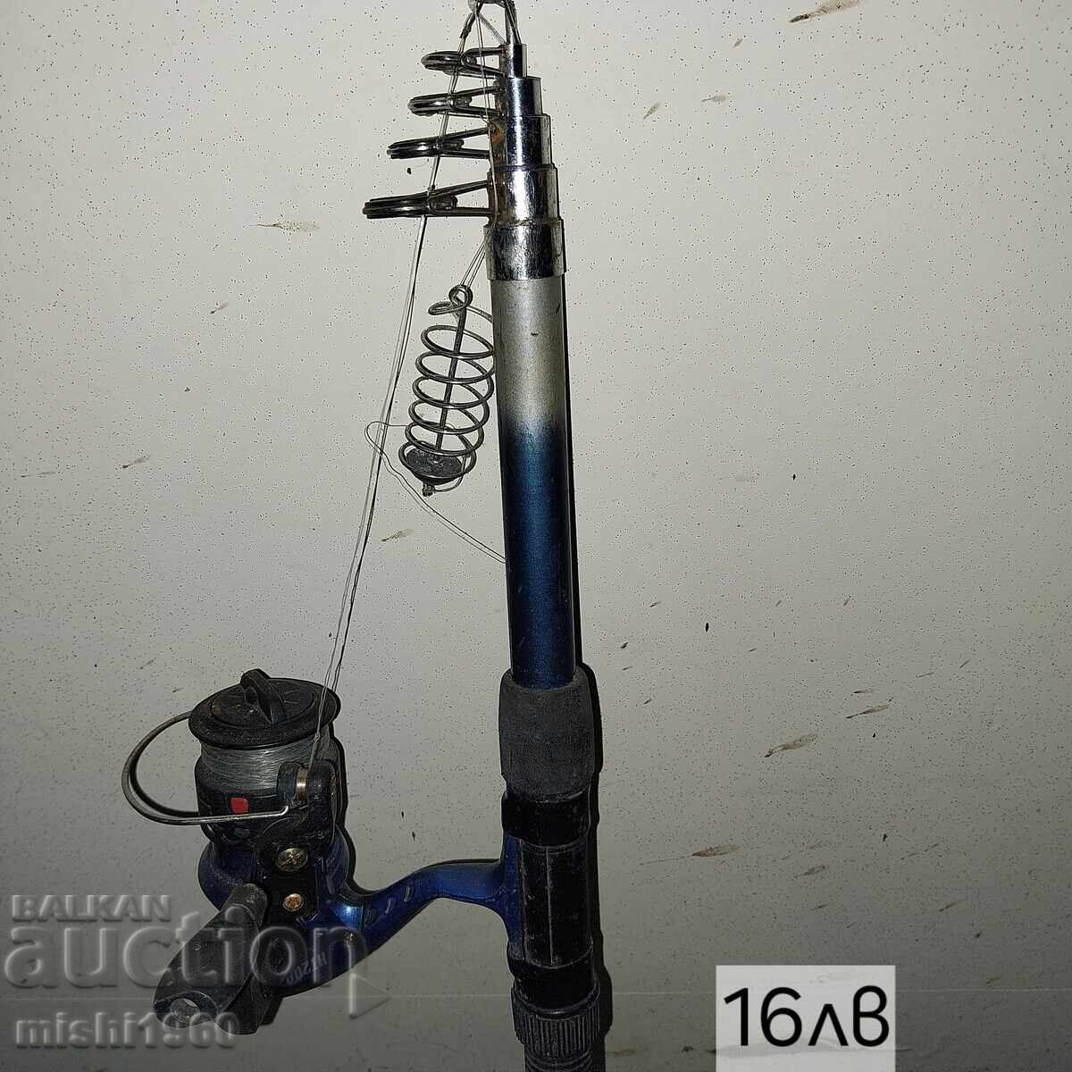 Παλιό καλάμι ψαρέματος με οδηγούς Παλιό καλάμι ψαρέματος με οδηγούς