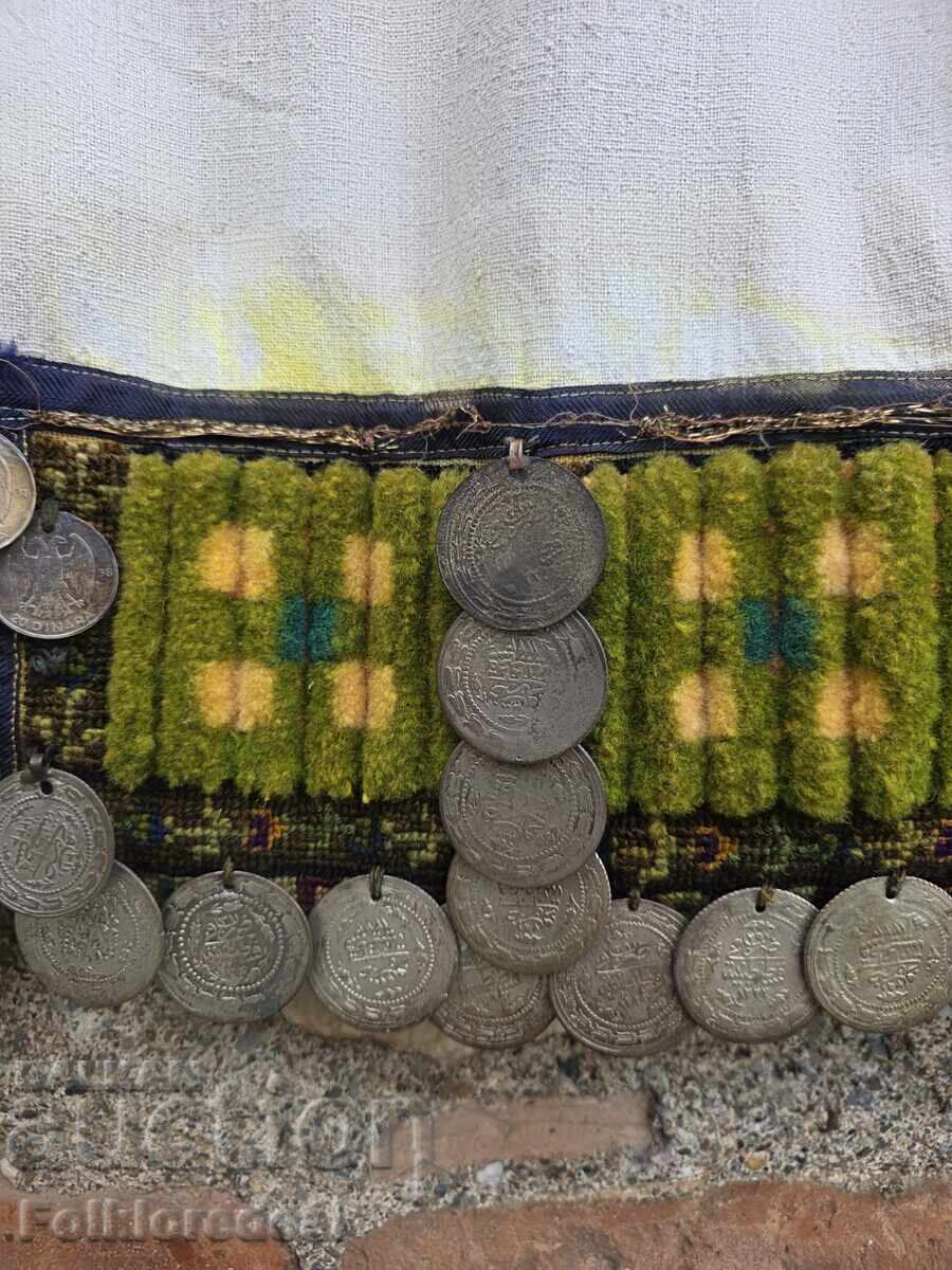 Licitație Vesta din costum popular feminin, împodobită cu bani de argint Licitație Vesta din costum popular feminin, împodobită cu bani de argint