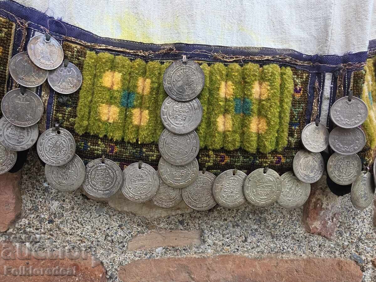 Livrarea Vesta din costum popular feminin, împodobită cu bani de argint Livrarea Vesta din costum popular feminin, împodobită cu bani de argint