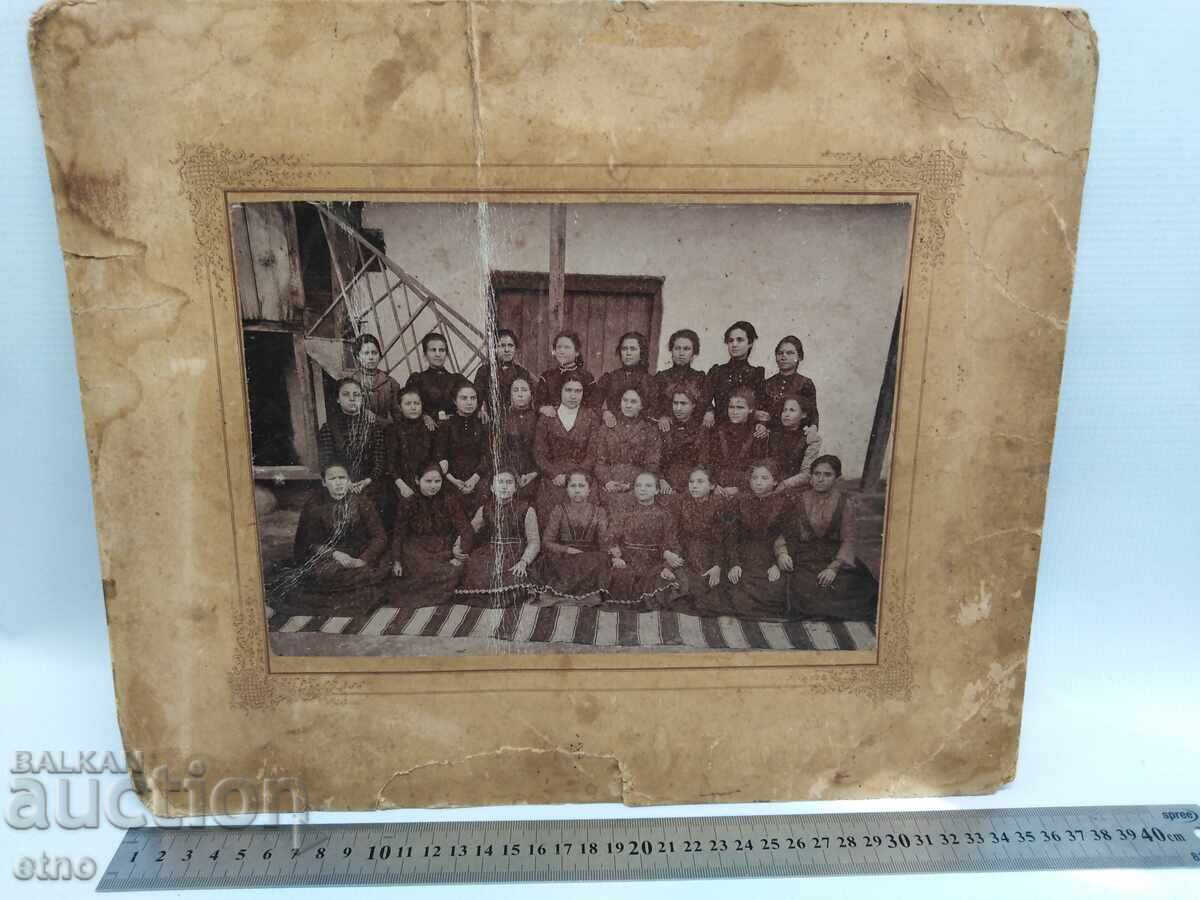 FOTOGRAFIE REGALĂ PE CARTON, fete, eleve cu preț 20.00 BGN | € 10.23