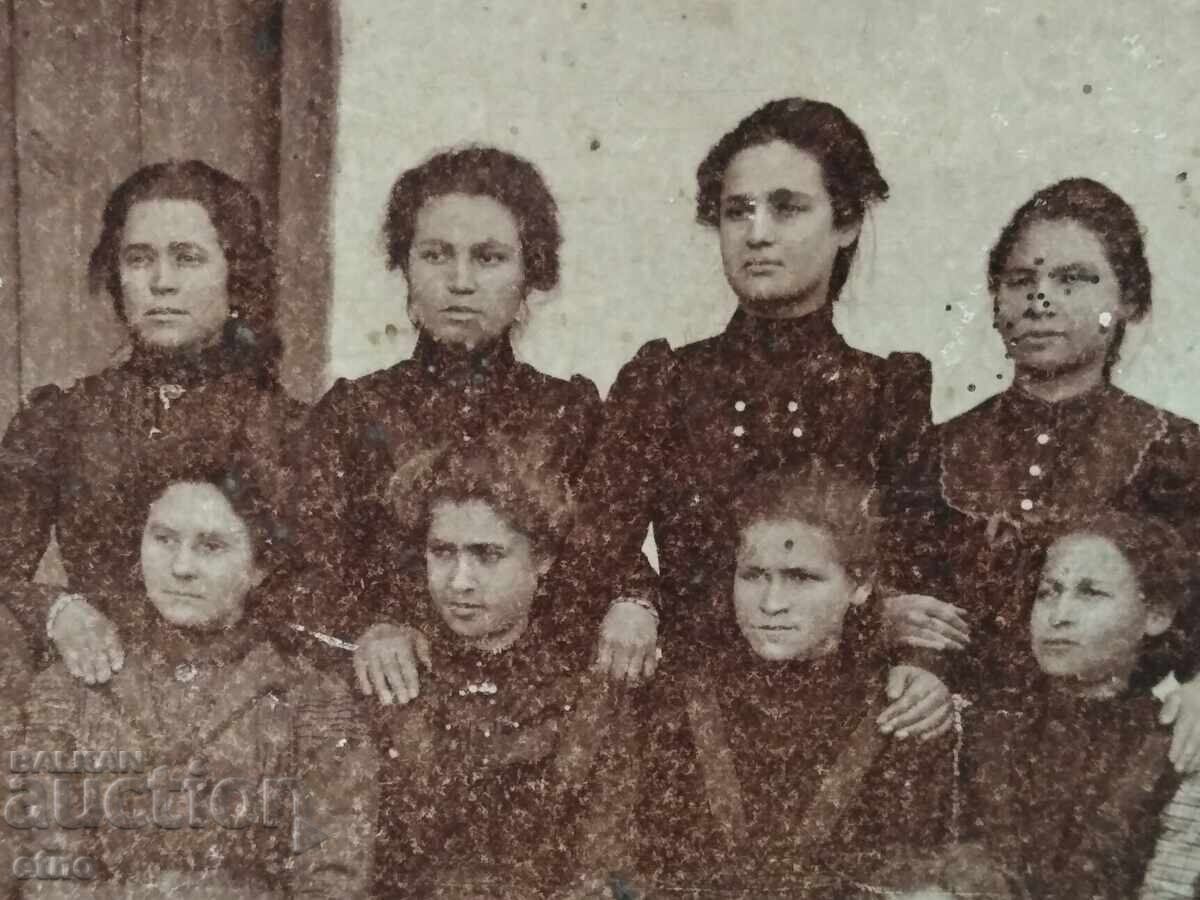 Licitație FOTOGRAFIE REGALĂ PE CARTON, fete, eleve