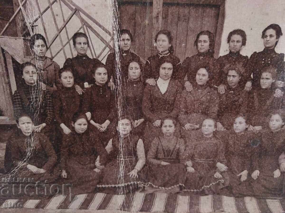 Livrarea FOTOGRAFIE REGALĂ PE CARTON, fete, eleve