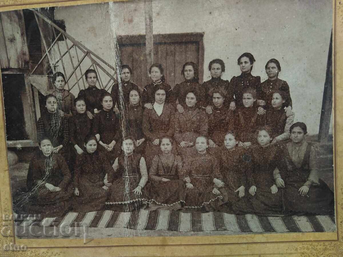 FOTOGRAFIE REGALĂ PE CARTON, fete, eleve