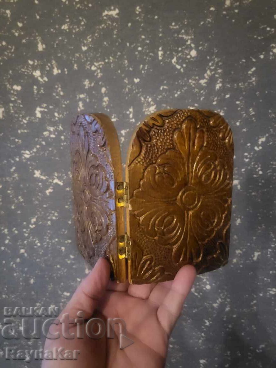 Πλακέτα με ξυλόγλυπτο εξωτερικά και δύο εικόνες εσωτερικά με τιμή 50.00 BGN | € 25.56