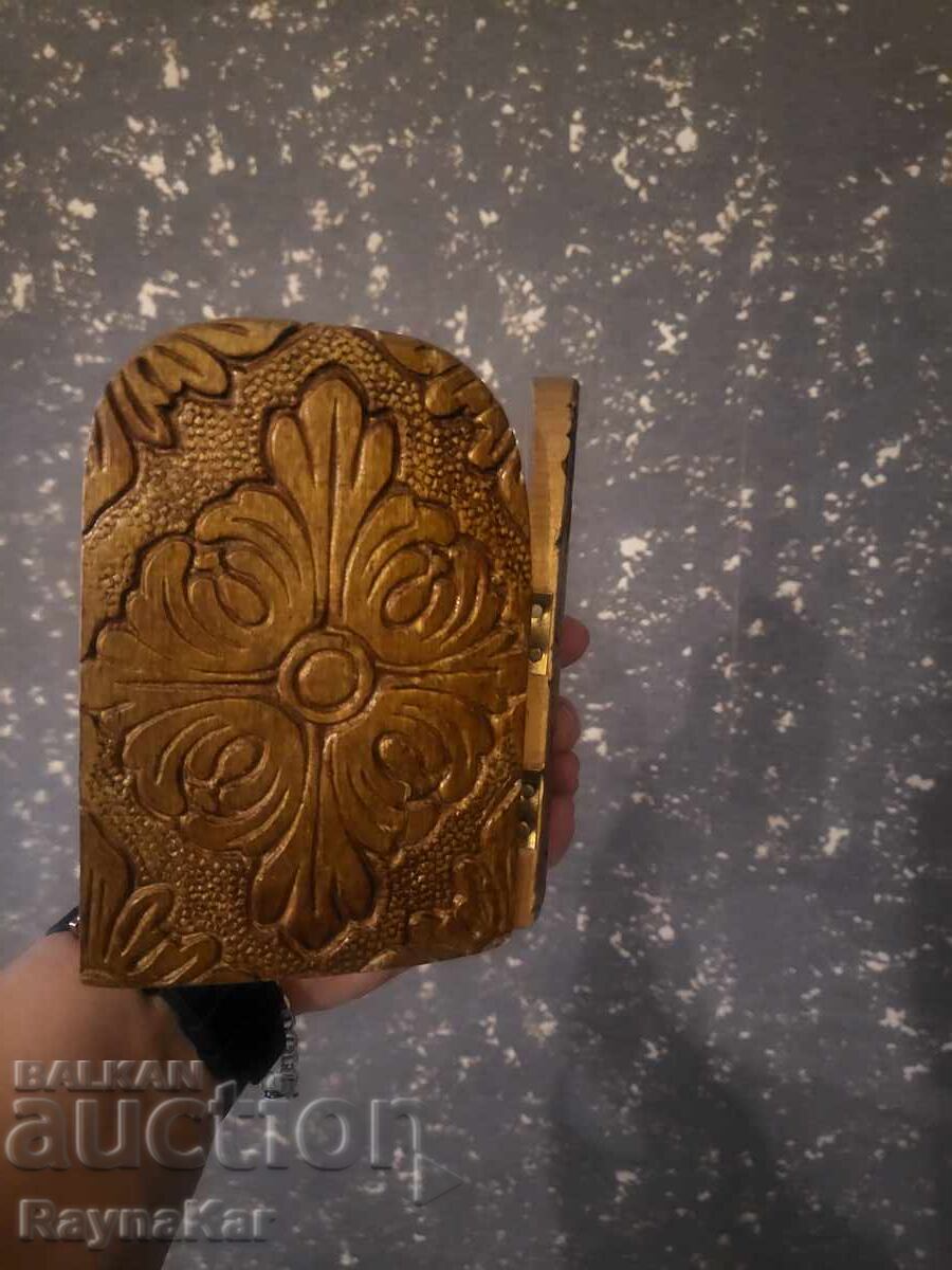 Δημοπρασία Πλακέτα με ξυλόγλυπτο εξωτερικά και δύο εικόνες εσωτερικά