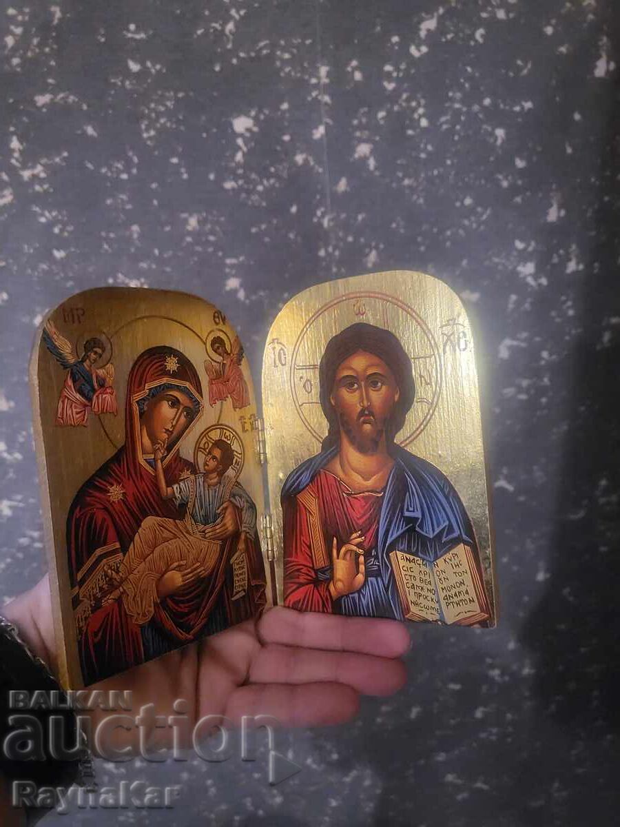 Πλακέτα με ξυλόγλυπτο εξωτερικά και δύο εικόνες εσωτερικά