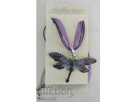 Медальон с копринена връзка.