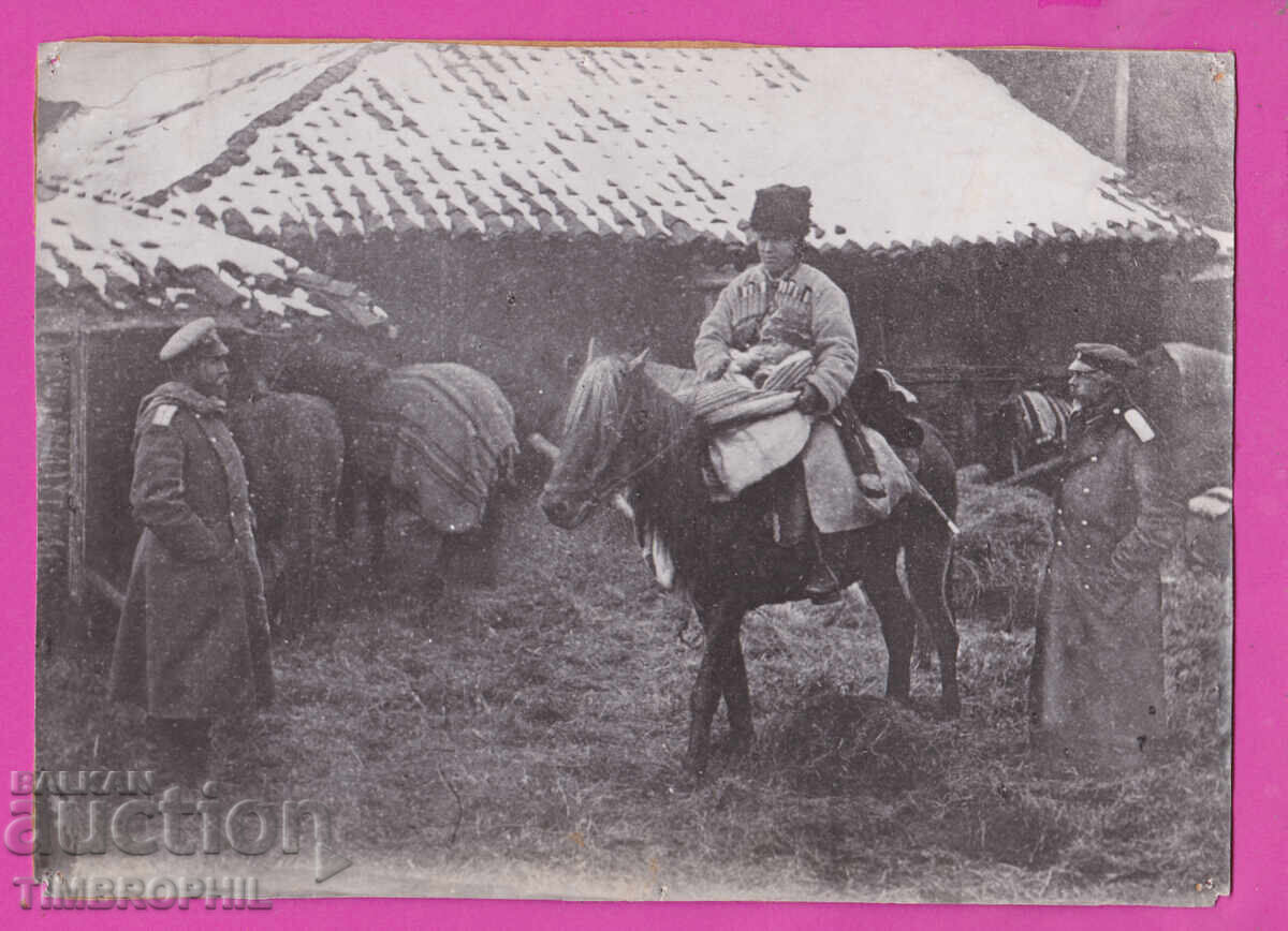 Аукцион 322127 / Снимка Български офицери посрещат руски войник Аукцион 322127 / Снимка Български офицери посрещат руски войник