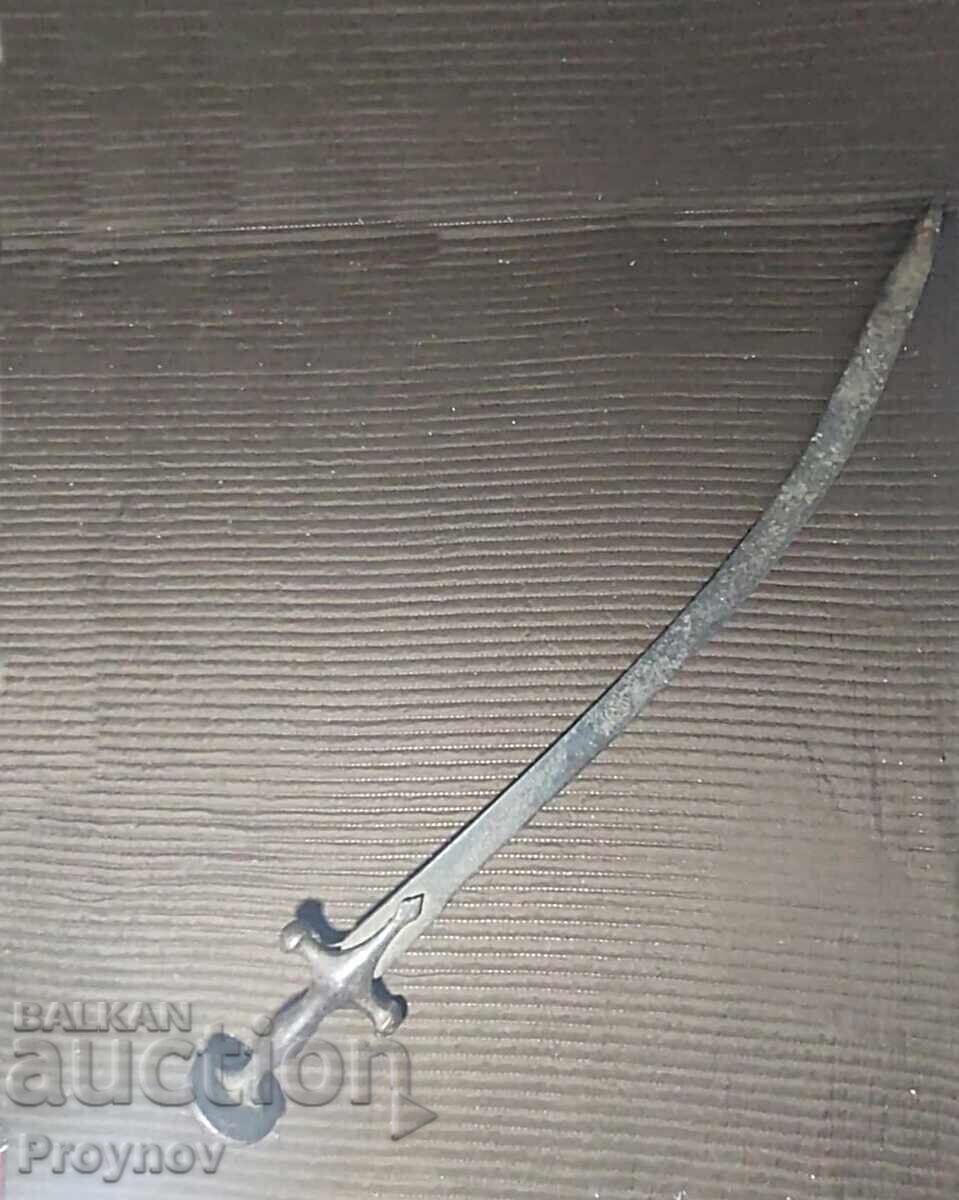 Παράδοση Πολύ παλιά πολεμική σπάθα σε κατάσταση κειμηλίου