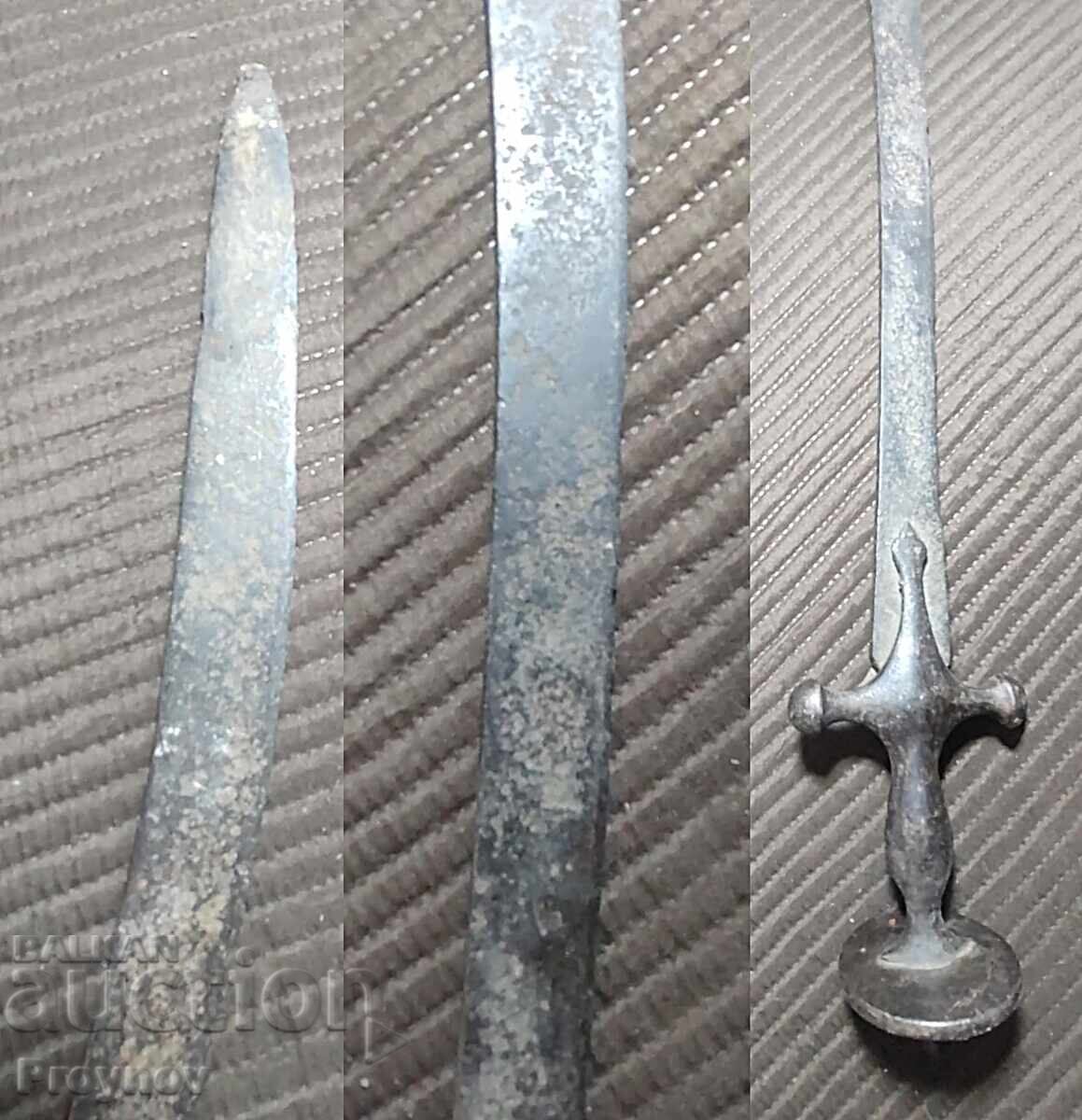 Πολύ παλιά πολεμική σπάθα σε κατάσταση κειμηλίου