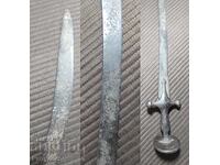 Много стара бойна сабя в реликвенно състояние