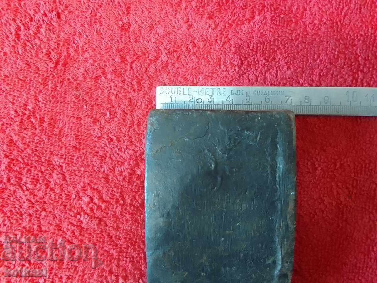 Licitație Topor metalic vechi, marcat Germania, 1755 grame