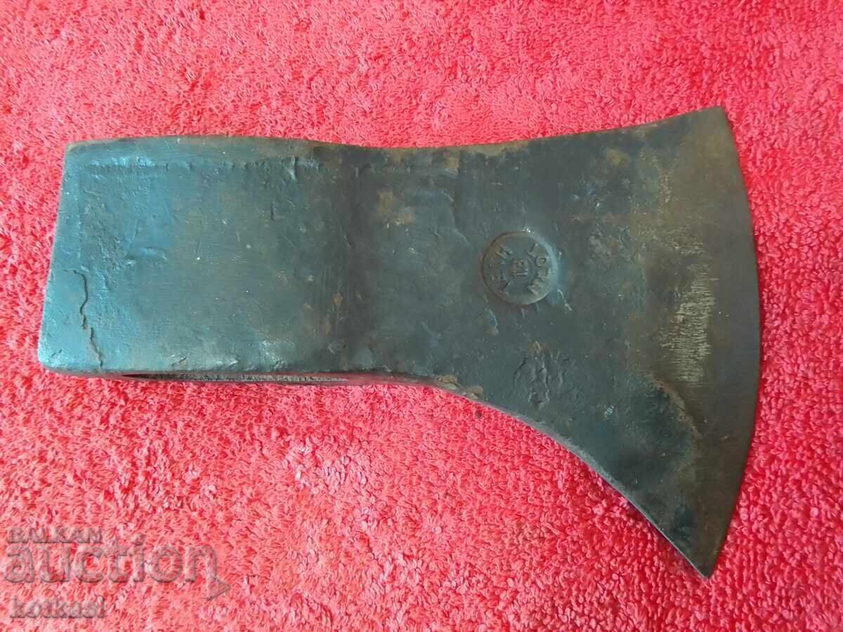 Livrarea Topor metalic vechi, marcat Germania, 1755 grame Livrarea Topor metalic vechi, marcat Germania, 1755 grame